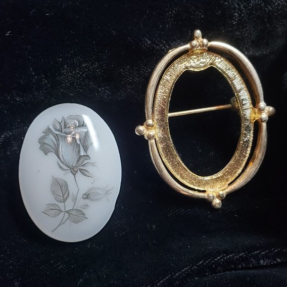 Two Flower Brooches - Etched Silver Daffodil & Painted Porcelain Rose - Picture 3 of 6